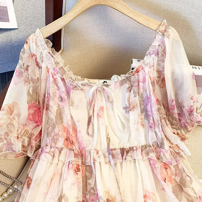 Blouse fleurie grande taille à épaules dénudées et smocks, ornée de fleurs. - image 2