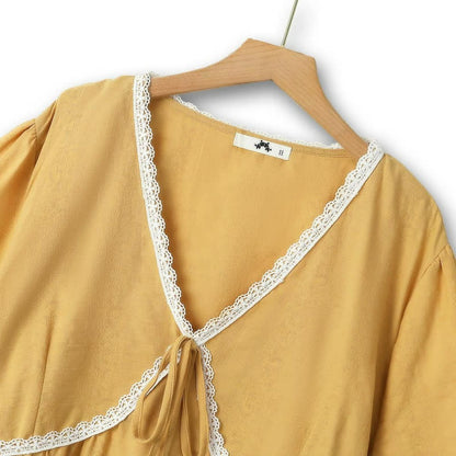 Chemisier grande taille en coton à col V et bordure en dentelle, noué sur le devant - image 1