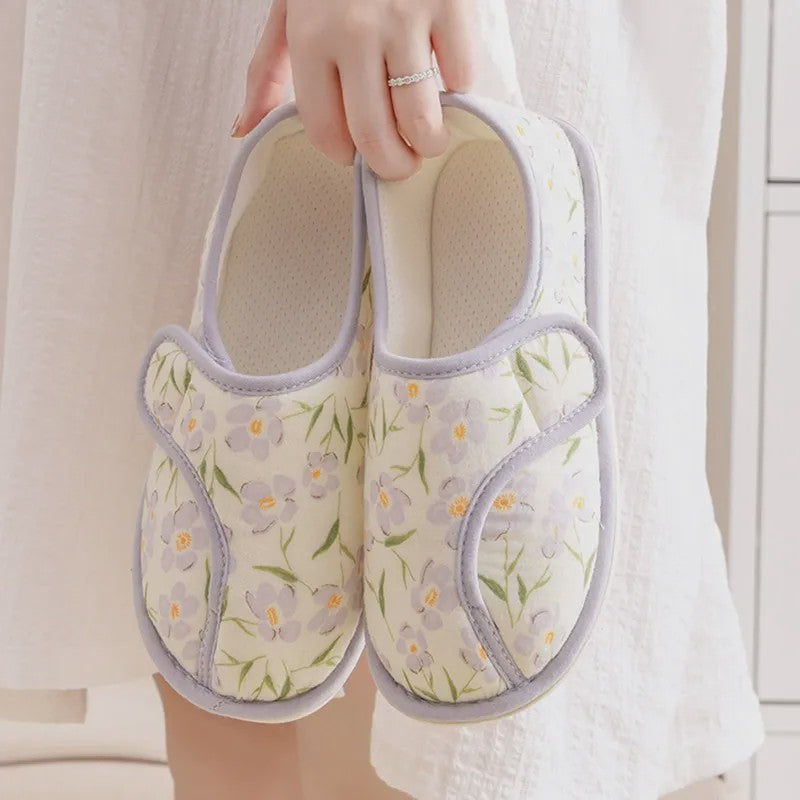 Chaussons d'intérieur moelleux en coton à fleurs et bride ajustable - image 0