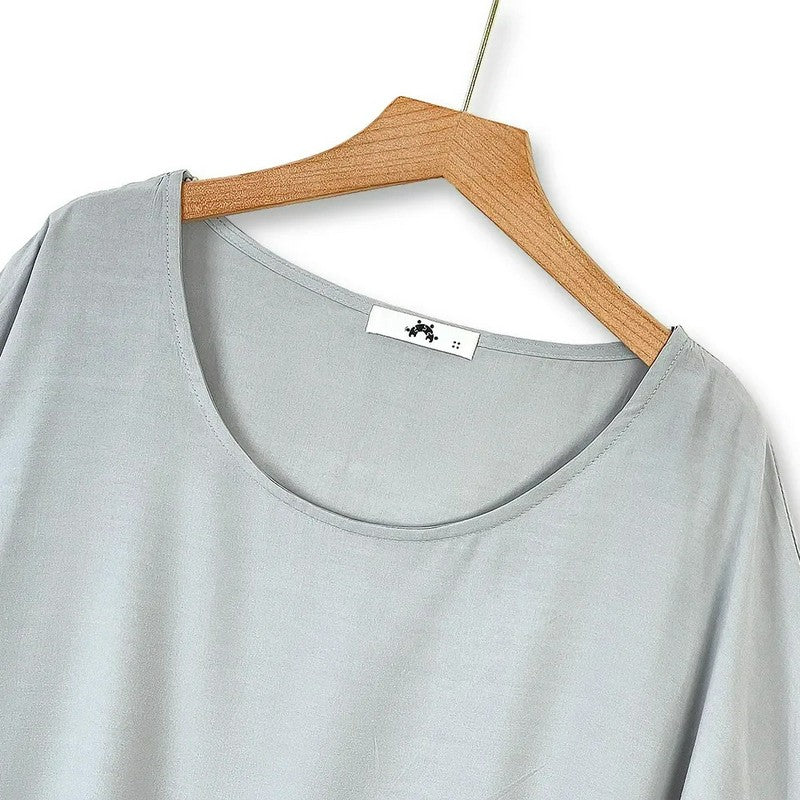 Ensemble deux pièces composé d'un haut asymétrique drapé et d'une jupe midi plissée. - image 3