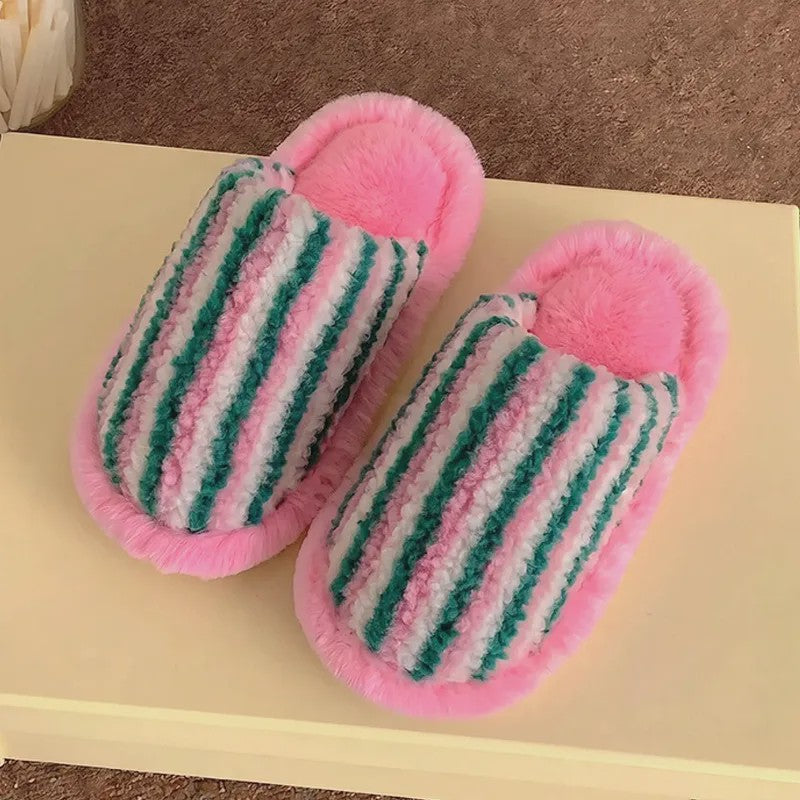 Pantoufles d'intérieur confortables à rayures en peluche - image 2