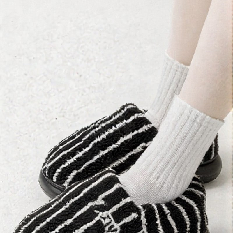 Chaussures duveteuses rayées grandes tailles à talon fermé - image 2