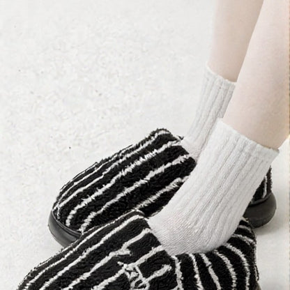 Chaussures duveteuses rayées grandes tailles à talon fermé - image 2