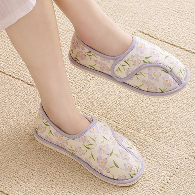 Chaussons d'intérieur moelleux en coton à fleurs et bride ajustable - image 1