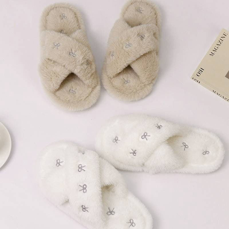 Pantoufles à brides croisées en peluche à bout ouvert - image 13