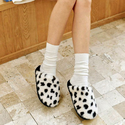 Pantoufles d'intérieur chaudes et confortables doublées de peluche à motif vache - image 1