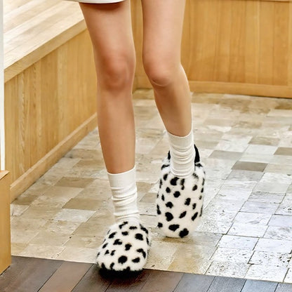 Pantoufles d'intérieur chaudes et confortables doublées de peluche à motif vache - image 2
